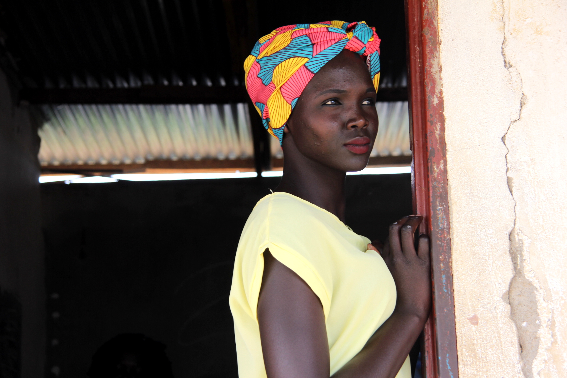 Manuela Modong ist Aktivistin im Südsudan und klärt Mädchen über den weiblichen Körper auf. Im normalen Unterricht lernen Mädchen darüber normalerweise nichts. Hier steht Manuela an der Klassenzimmertür einer Schule in Juba.