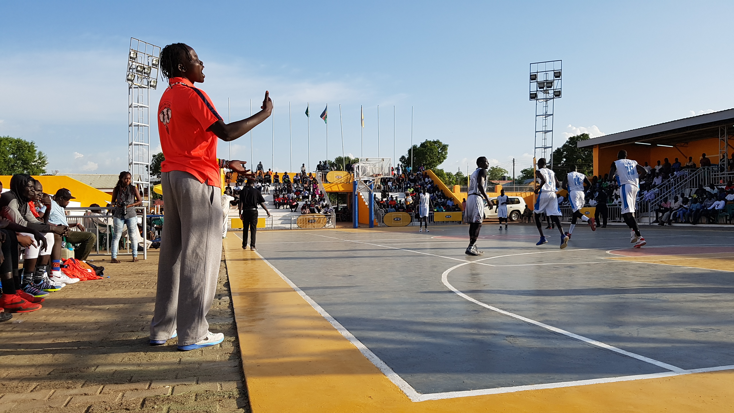 Susana ist Südsudans erste weibliche Basketballtrainerin. Hier feuert sie ihr Team während eines Halbfinales an.